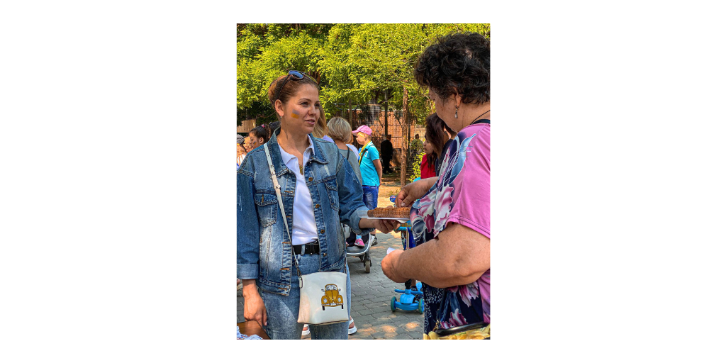 volunteer handing out food