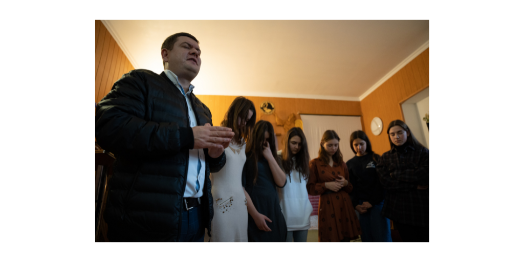 Galagan leading prayer with teens from the Vapniarka church